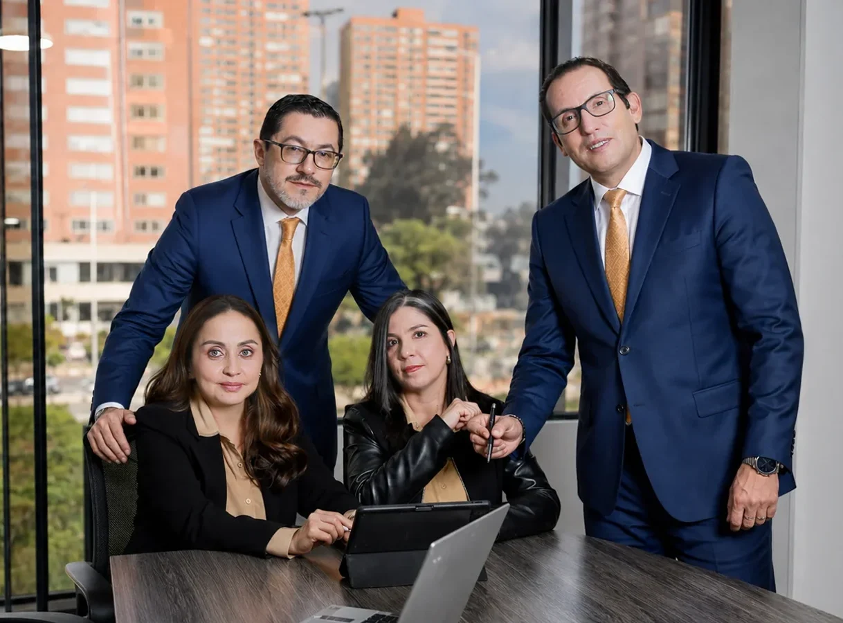 Equipo de ABOGAR Soluciones Pensionales revisando documentos pensionales en Colombia.