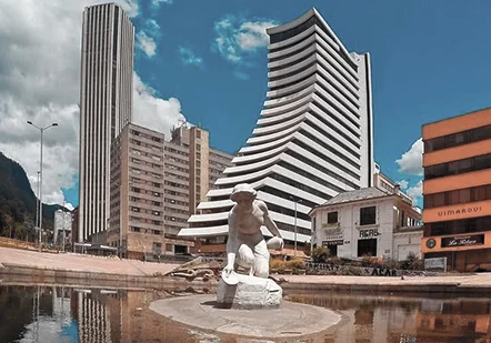 Vista urbana de Bogotá, ciudad donde ABOGAR presta servicios jurídicos especializados en pensiones y seguridad social.