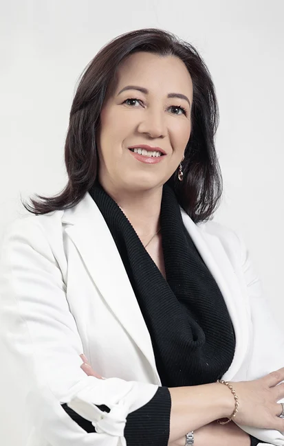 Isabel León Herrera, profesional del equipo de ABOGAR Soluciones Pensionales. Descripción: Fotografía profesional de Isabel León Herrera, integrante del equipo de ABOGAR